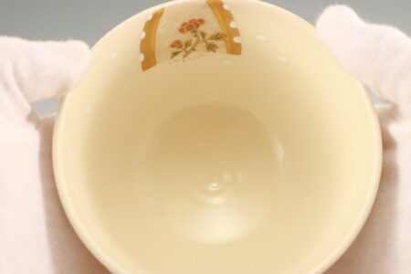 寒牡丹色絵茶碗（作：相模竜泉）